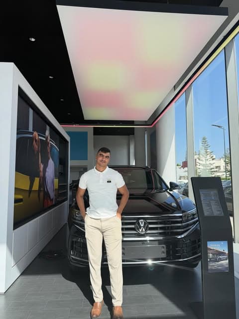 Anas Karmoun dans le showroom Volkswagen Delta Motors de Kénitra