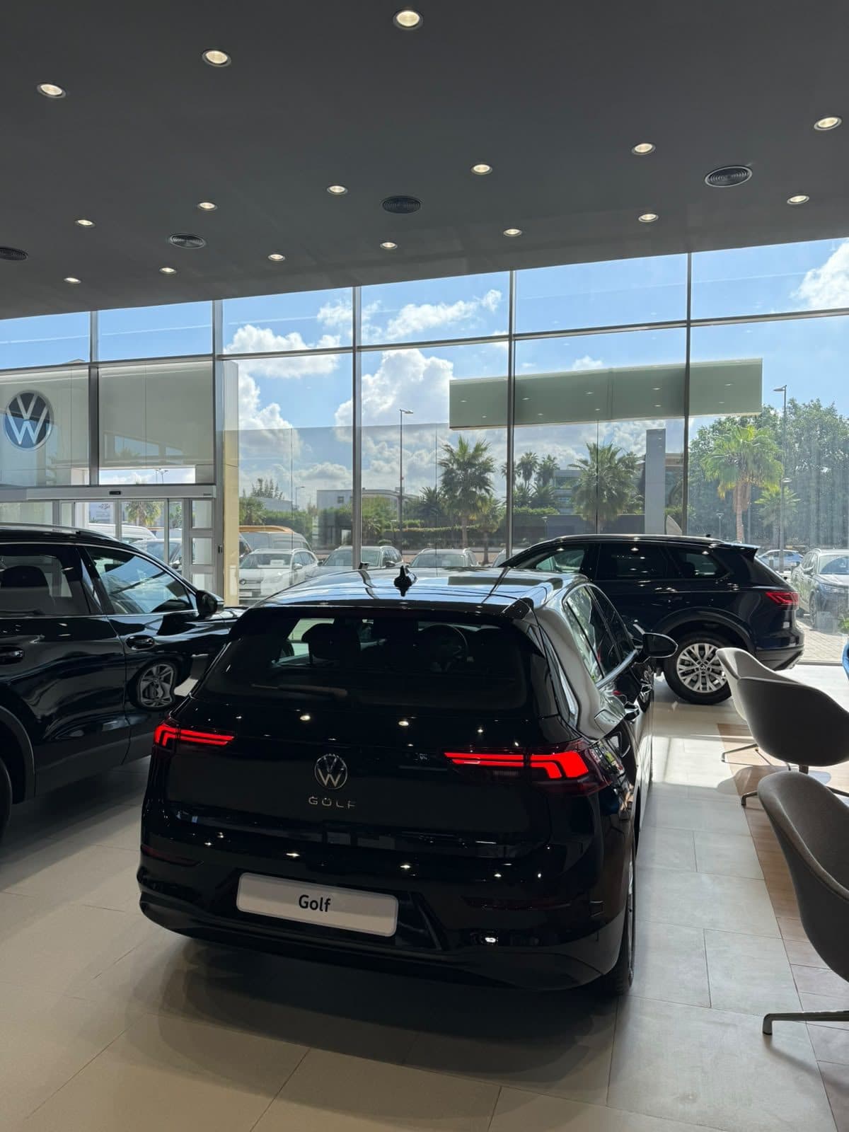 Volkswagen Golf noire, vue arrière