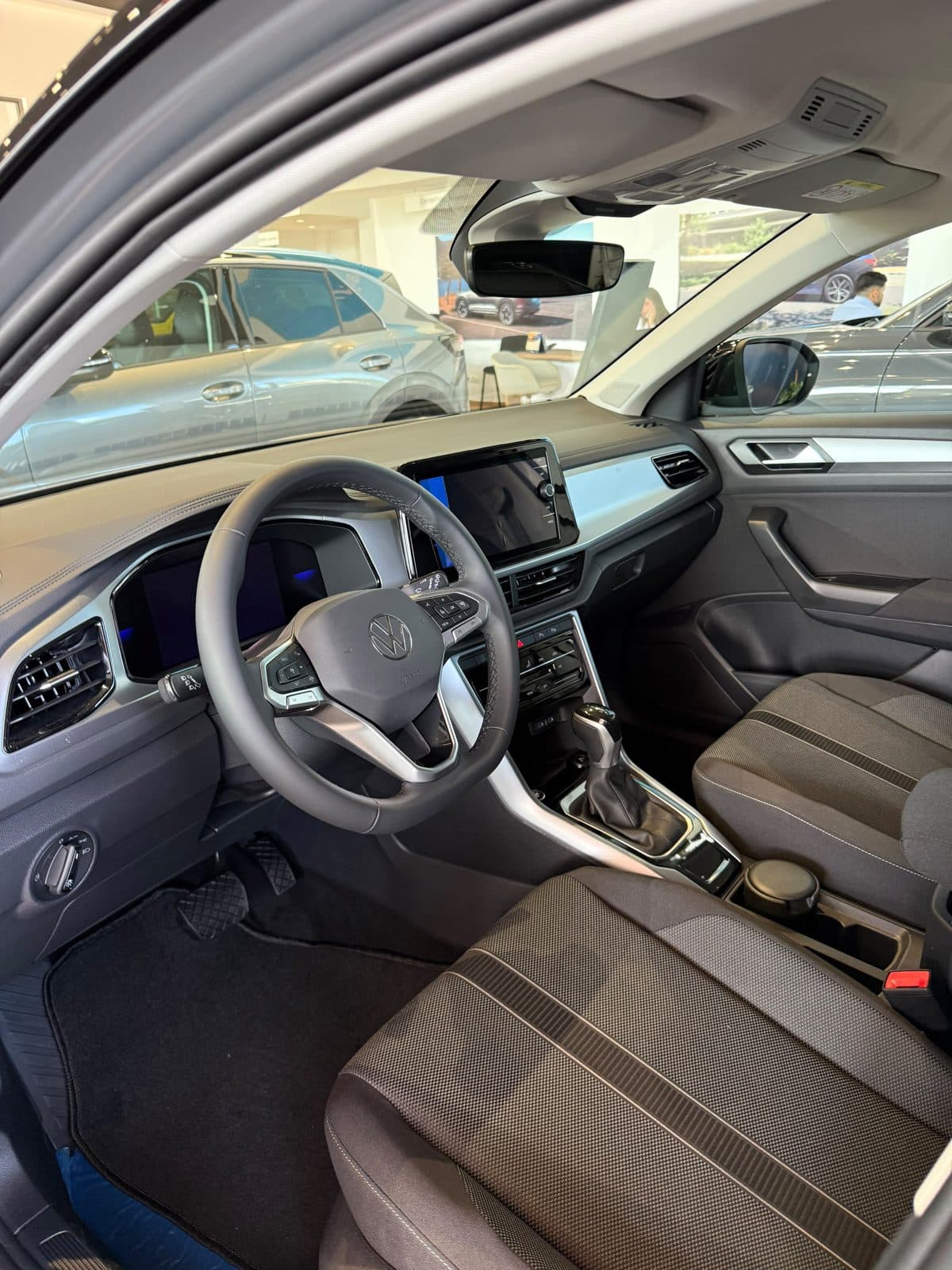 Poste de conduite d'un SUV Volkswagen, boîte manuelle