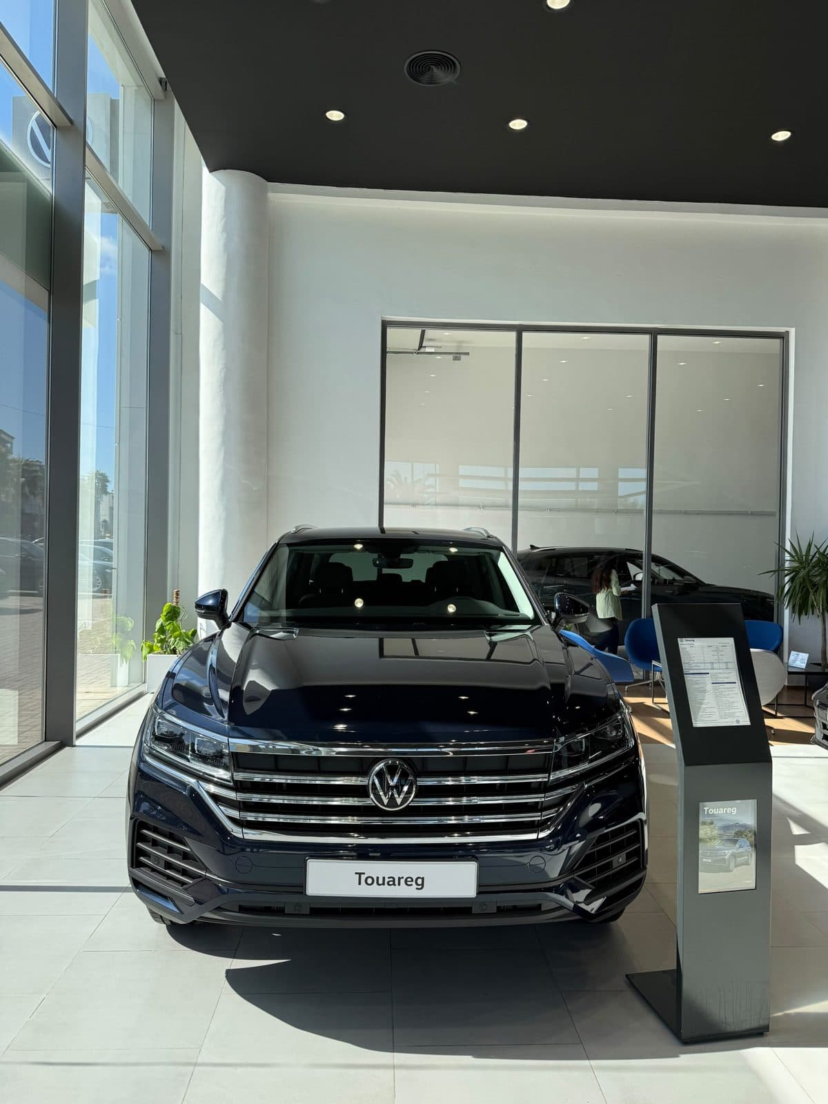 Volkswagen Touareg noir exposé au showroom Delta Motors de Kénitra