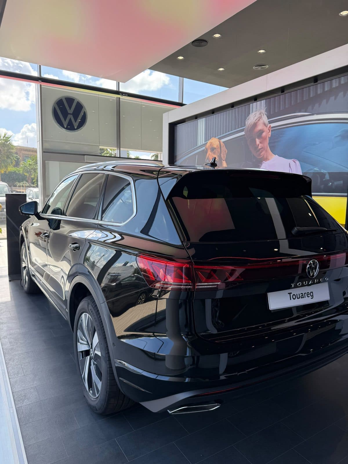 Volkswagen Touareg noir, vue arrière trois-quarts